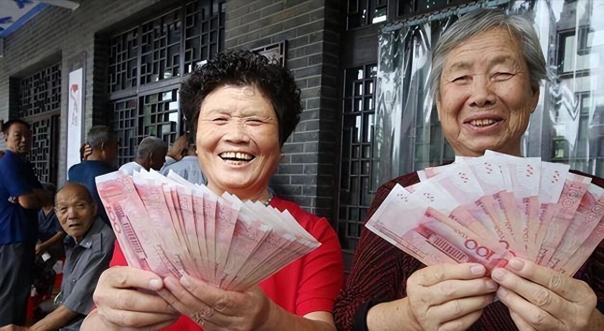 最新养老金上调政策解读，影响分析及公众反应