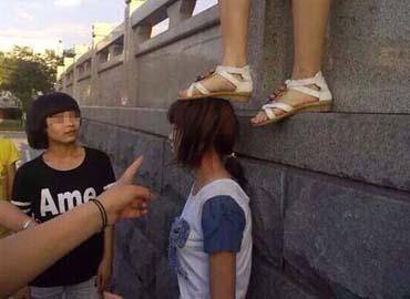 高中女生冲突应和平解决，倡导理解与尊重，关注校园和谐之道