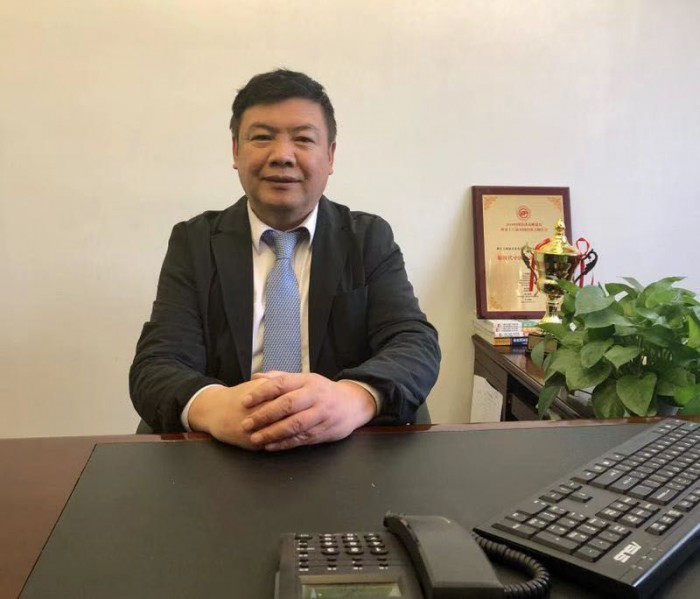 涵江新任副区长朱建华引领科技革新，体验高科技产品的独特魅力